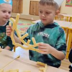 Dzieci budują z chrupek.