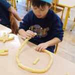 Dzieci budują z chrupek.