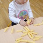 Dzieci budują z chrupek.