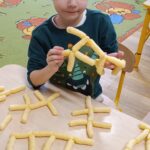 Dzieci budują z chrupek.