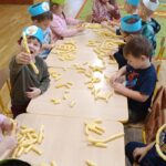 Dzieci budują z chrupek.