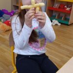 Dzieci budują z chrupek.