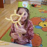 Dzieci budują z chrupek.