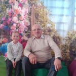 Dziadkowie z wnuczętami.