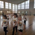 Uczniowie podczas zajęć sportowych.