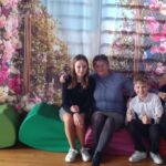 Dziadkowie z wnuczętami.