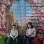 Dziadkowie z wnuczętami.