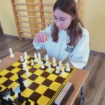 Uczestnicy turnieju szachowego.