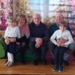 Dziadkowie z wnuczętami.