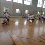 Uczniowie podczas zajęć sportowych.