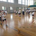 Uczniowie podczas zajęć sportowych.