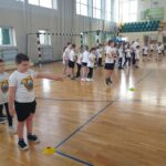 Uczniowie podczas zajęć sportowych.