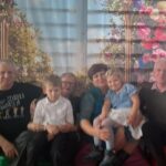 Dziadkowie z wnuczętami.