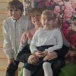 Dziadkowie z wnuczętami.