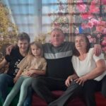 Dziadkowie z wnuczętami.