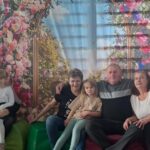 Dziadkowie z wnuczętami.