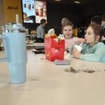 Uczniowie na lodowisku.