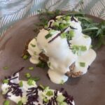 Uczniowie przygotowują wielkanocne przysmaki.