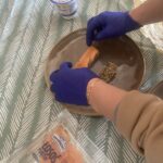 Uczniowie przygotowują wielkanocne przysmaki.