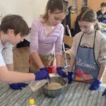 Uczniowie przygotowują wielkanocne przysmaki.