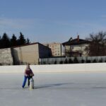 Uczniowie na lodowisku.