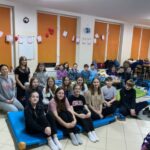 Uczniowie podczas nocowanki.