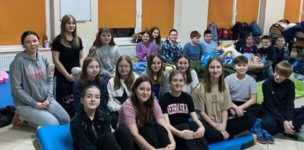 Uczniowie podczas nocowanki.