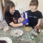 Uczniowie przygotowują wielkanocne przysmaki.