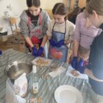 Uczniowie przygotowują wielkanocne przysmaki.