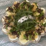 Uczniowie przygotowują wielkanocne przysmaki.