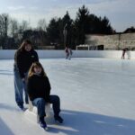 Uczniowie na lodowisku.