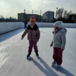 Uczniowie na lodowisku.