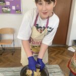 Uczniowie przygotowują wielkanocne przysmaki.