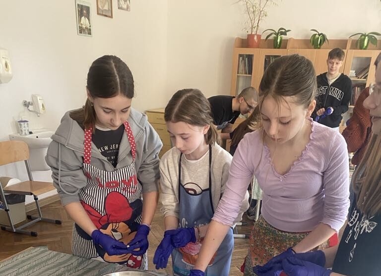 Uczniowie przygotowują wielkanocne przysmaki.