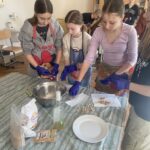 Uczniowie przygotowują wielkanocne przysmaki.