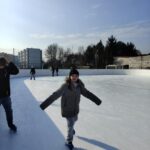 Uczniowie na lodowisku.