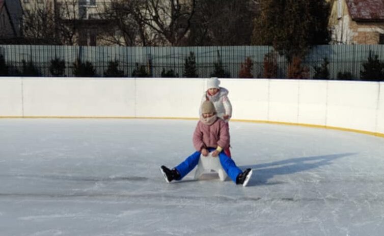 Uczniowie na lodowisku.