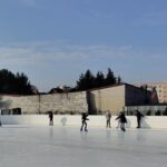 Uczniowie na lodowisku.