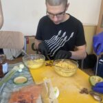 Uczniowie przygotowują wielkanocne przysmaki.