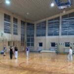 Uczniowie podczas nocowanki.