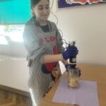 Uczniowie przygotowują wielkanocne przysmaki.