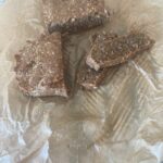 Uczniowie przygotowują wielkanocne przysmaki.