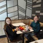 Uczniowie na lodowisku.