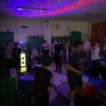 Uczniowie podczas nocowanki.