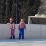 Uczniowie na lodowisku.