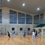 Uczniowie podczas nocowanki.