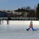 Uczniowie na lodowisku.