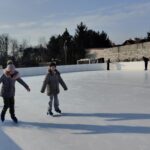 Uczniowie na lodowisku.
