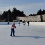 Uczniowie na lodowisku.