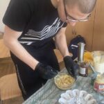 Uczniowie przygotowują wielkanocne przysmaki.